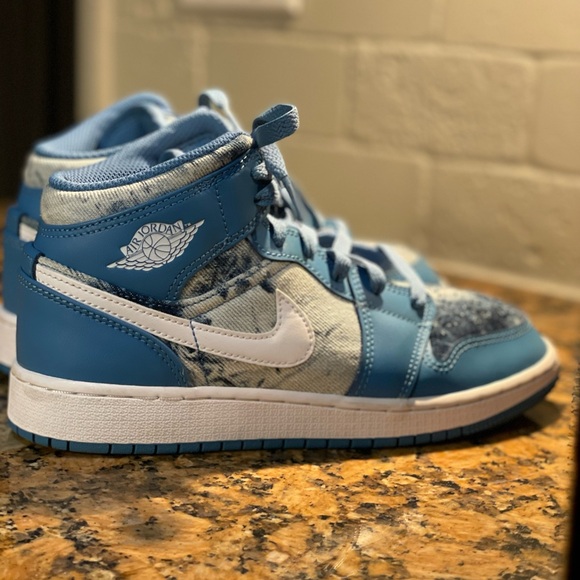 Jordan 1 Mid
Washed Denim (GS) - Picture 3 of 6